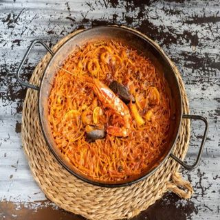 Fideuá Tostada a la Marinera con Mejillones y Almejas