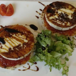 Montaditos De Queso De Cabra Con Confitura De Tomate