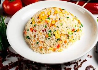 Жареный рис с овощами