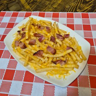 Patatas fritas con beicon y queso