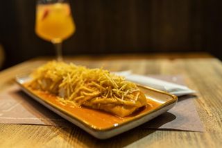 Cachorro com molho e batata