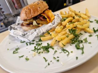 Burger Clasic + Cartofi cu usturoi și pătrunjel