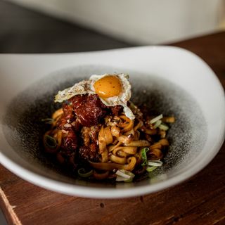 Udon con salsa japonesa de cacahuete y ternera con ponzu