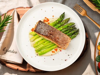 Somon cu sparanghel și sos cremos de pește