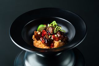 Կարմիր խոզ բրնձով