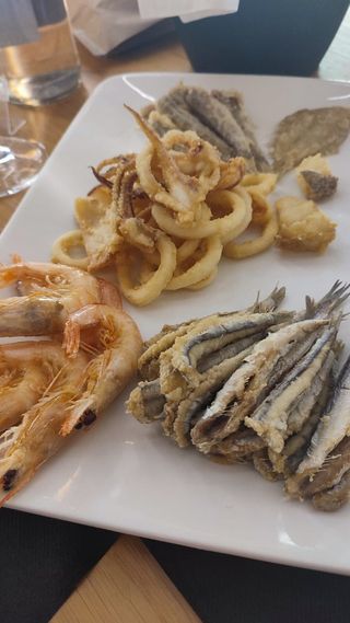 Frittura di calamari, gamberetti e alici