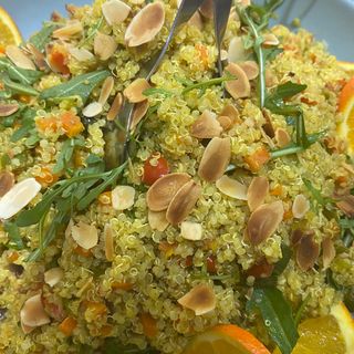 Salada de quinoa com legumes assado 
