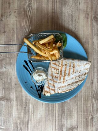 Касадилія з сиром, томатами та базиліком (180/100/40г)