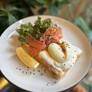 Гофра з лососем, яйцем та сирним соусом (370г)