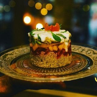 Ensalada De Quinoa Ecológica con Yogurt Agrio, Tomate, Aguacate y Mango