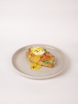 Croissant Benedict cu somon