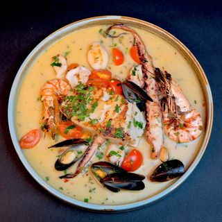 bouillabasse cu pește și  fructe de mare