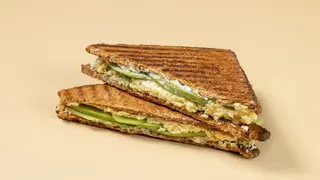 Avocado Toast with Scambled egg & Mozzarella - 537 Kcal