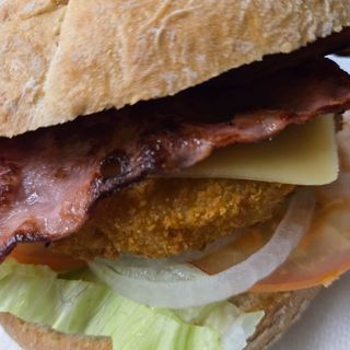 Hamburguesa de pollo completa con bacon