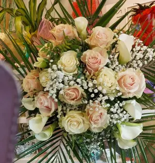 Bouquet su tonalita' di rosa e bianco medio