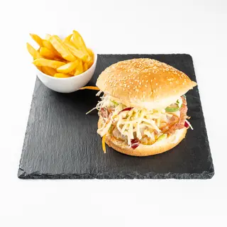 Burger sa pljeskavicom, špekom, sirom, povrćem, umakom, pomfritom