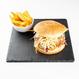 Burger sa pljeskavicom, špekom, sirom, povrćem, umakom, pomfritom