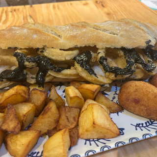 Menú bocadillo calamares y alioli de su tinta + patatas+ croquetas+ bebida 