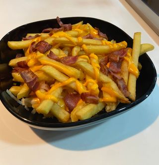 Patates fregides amb cheddar i bacon