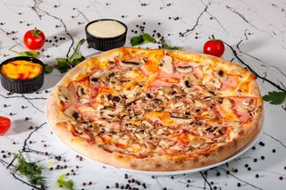 Pizza prosciutto e funghi medie