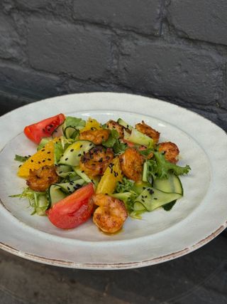 Салат з креветками чілі, апельсином і соусом манго