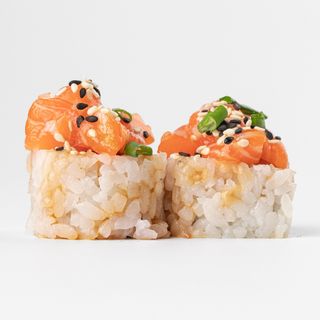 Salmon tartare rolls 