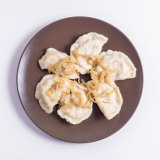 Pierogi z mięsem 7 szt podawane z okrasa
