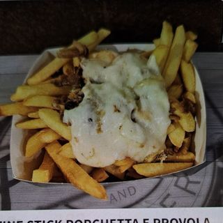 Patate stick con porchetta e provola