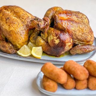 Oferta de 2 pollos, 8 croquetas de pollo regalo