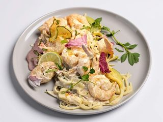 Tagliatelle cu creveti, zucchini si rosii uscate