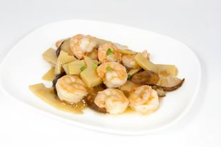 Gamberi con bambu e funghi