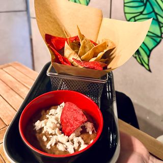 Frijoles refritos con totopos