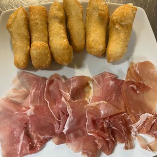 Chiacchiere con prosciutto crudo