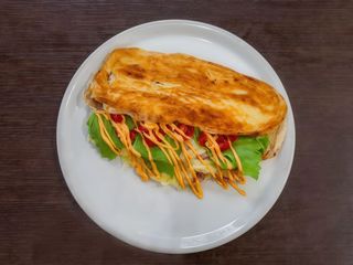 Saltimbocca prosciutto, formaggio, pomodorini, insalata, salsa rosa