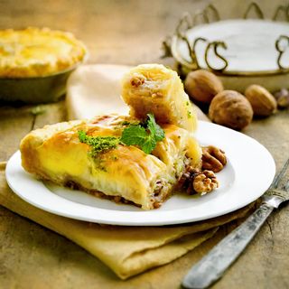 Пахлава "Сары бурма" с грецким орехом (1 шт.)