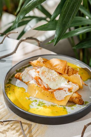 Croissant cu pastrama, ou prăjit și brânză