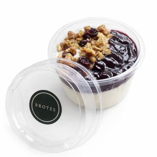 Yogur griego con mermelada casera y granola casera.