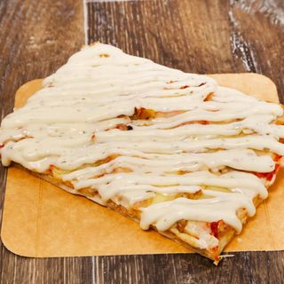 Porción de Kebab De Pollo con salsa de yogurt