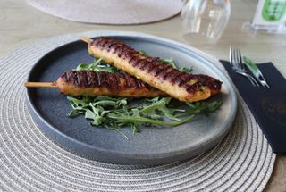 Adana din carne de pui și sos dip