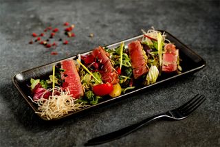 Salată tataki cu ton