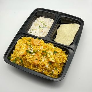 Chicken biryani e salsa di yogurt con verdure