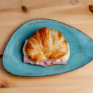 Medialuna jamón y queso