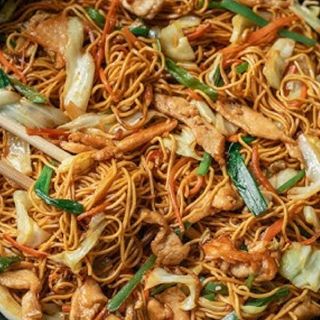 Tallarines fritos con pollo