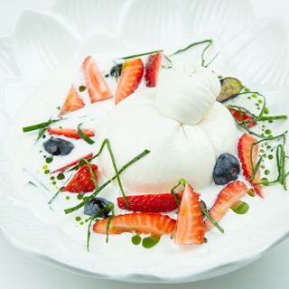 Буррата с ягодами (165г)