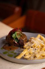 Филе-миньон с картофелем фри