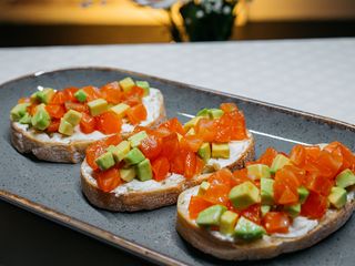 Брускети з лососем та авокадо (160г)