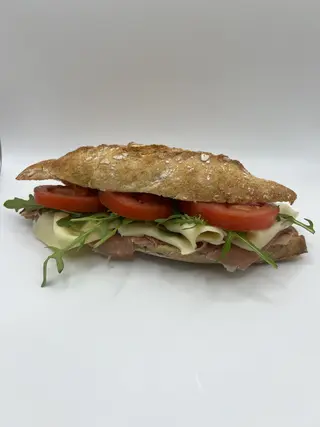 Galleguillo Multicereal Con Jamón Serrano, Queso, Tomate Y Rucula
