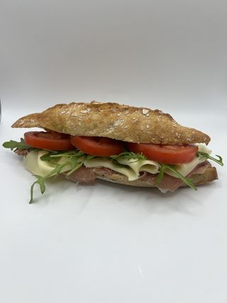 Galleguillo Multicereal Con Jamón Serrano, Queso, Tomate Y Rucula