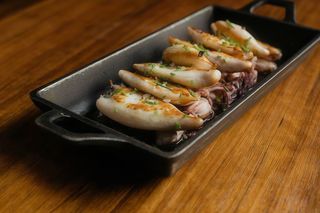 Chipirones frescos encebollados