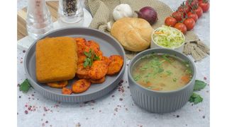 Supa cu fidea,cascaval pane cu pesmet auriu,rondele crocante de cartofi,salata de varza alba,chifla